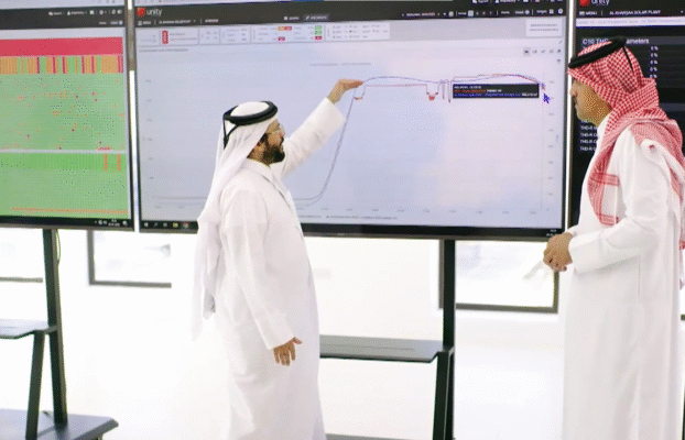 غرفة التحكّم في محطة الطاقة الشمسيّة